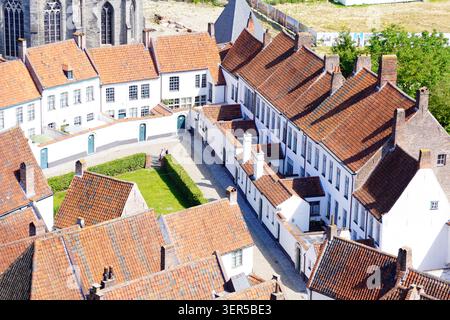 Nahaufnahme auf den Dächern des Begijnhofs in Kortrijk, Belgien Stockfoto