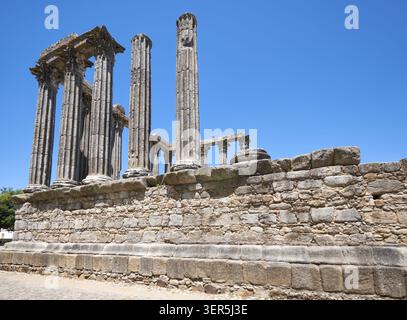 Tempel der Diana, der römische Tempel von Evora dem Kult des Kaiser Augustus gewidmet - das berühmteste Wahrzeichen von Evora. Portugal Stockfoto