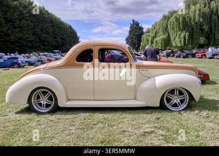 1940 Ford Deluxe v8 Coupé in zweifarbiger Creme und brauner Lackierung. Amerikanische Limousine Stockfoto