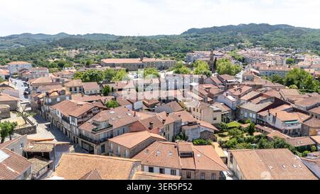 Allariz, Spanien, mit Blick auf die historische Stadt mit traditionellen Ziegeldächern, grünen Hügeln und Architektur in Galicien, Ourense Stockfoto
