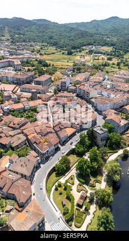 Aus der Vogelperspektive auf Allariz, eine charmante Stadt in Galicien, Spanien, mit traditioneller Architektur und einem Garten am Fluss Stockfoto