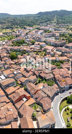 Allariz Stadt in Galicien, Spanien aus der Luft, mit traditionellen Dächern, Straßen und umliegenden grünen Hügeln Stockfoto