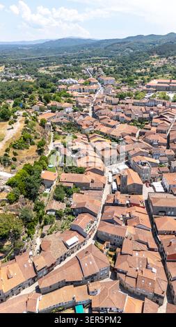 Allariz, Ourense, Galicien, Spanien. Blick auf die Drohne mit traditioneller Architektur und einer bezaubernden Stadtlandschaft inmitten der Natur Stockfoto