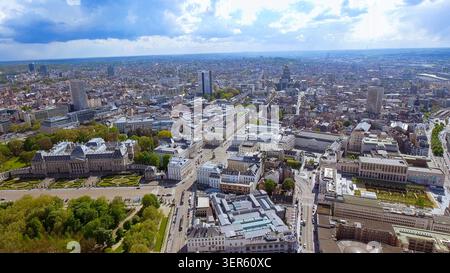 Drohnenansicht des Königlichen Palastes von Brüssel und des Brüsseler Parks im Stadtzentrum von Brüssel Belgien mit Blick auf die Skyline der Stadt und den Justizpalast Stockfoto