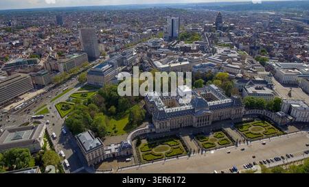 Drohnenblick auf den Königlichen Palast von Brüssel und den Brüsseler Park im Stadtzentrum von Brüssel, Belgien, an einem sonnigen Tag. Stockfoto