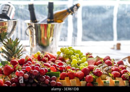 Obst und Erdbeeren zum Nachtisch bei einem Abschlussfeierbuffet in einem Festzelt an einem Sommerabend im Juni 2026 in Norrköping, Schweden Stockfoto