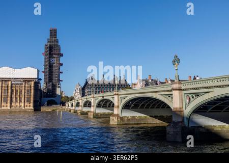 Westminster Bridge mit Big Ben im Gerüst, London, England, Großbritannien Stockfoto