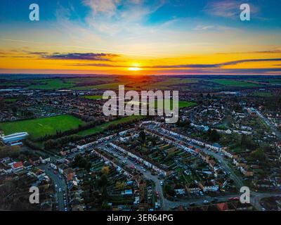 Dieses Bild zeigt einen lebhaften Sonnenuntergang über der Stadt Kettering in Northamptonshire Stockfoto