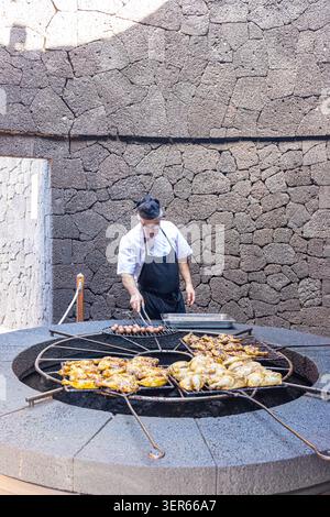 Kochen Sie mit natürlicher vulkanischer Hitze im Restaurant im Montañas del Fuego Timanfaya Nationalpark im Südwesten der Kanarischen Insel Lanzarote Stockfoto