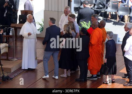 Citta Del Vaticano, Italien. Juni 2026. Vatikanstadt – Italien, 17. Juni 2026: Papst Leo XIV. Führt die Generalaudienz am Mittwoch auf dem Petersplatz. Heute Morgen versammelten sich Tausende Gläubige und Pilger aus aller Welt auf dem Petersplatz, um an der Generalaudienz am Mittwoch mit Papst Leo XIV. Teilzunehmen. Es war ein Moment des Gebets, des Zuhörens und der Gemeinschaft, der den Platz mit Hoffnung, Reflexion und Freude erfüllte. Quelle: Unabhängige Fotoagentur/Alamy Live News Stockfoto