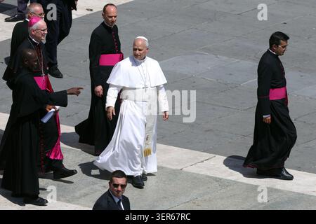 Citta Del Vaticano, Italien. Juni 2026. Vatikanstadt – Italien, 17. Juni 2026: Papst Leo XIV. Führt die Generalaudienz am Mittwoch auf dem Petersplatz. Heute Morgen versammelten sich Tausende Gläubige und Pilger aus aller Welt auf dem Petersplatz, um an der Generalaudienz am Mittwoch mit Papst Leo XIV. Teilzunehmen. Es war ein Moment des Gebets, des Hörens und der Gemeinschaft, der den Platz mit Hoffnung, Reflexion und Freude erfüllte. Quelle: Unabhängige Fotoagentur/Alamy Live News Stockfoto