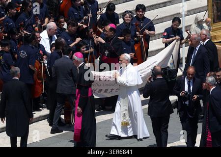 Citta Del Vaticano, Italien. Juni 2026. Vatikanstadt – Italien, 17. Juni 2026: Papst Leo XIV. Führt die Generalaudienz am Mittwoch auf dem Petersplatz. Heute Morgen versammelten sich Tausende Gläubige und Pilger aus aller Welt auf dem Petersplatz, um an der Generalaudienz am Mittwoch mit Papst Leo XIV. Teilzunehmen. Es war ein Moment des Gebets, des Zuhörens und der Gemeinschaft, der den Platz mit Hoffnung, Reflexion und Freude erfüllte. Quelle: Unabhängige Fotoagentur/Alamy Live News Stockfoto