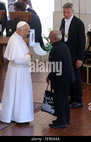 Citta Del Vaticano, Italien. Juni 2026. Vatikanstadt – Italien, 17. Juni 2026: Papst Leo XIV. Führt die Generalaudienz am Mittwoch auf dem Petersplatz. Heute Morgen versammelten sich Tausende Gläubige und Pilger aus aller Welt auf dem Petersplatz, um an der Generalaudienz am Mittwoch mit Papst Leo XIV. Teilzunehmen. Es war ein Moment des Gebets, des Hörens und der Gemeinschaft, der den Platz mit Hoffnung, Reflexion und Freude erfüllte. Quelle: Unabhängige Fotoagentur/Alamy Live News Stockfoto