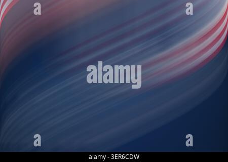 Ein dynamischer abstrakter Hintergrund mit tiefblauen Tönen im Kontrast zu weichen, fließenden Wellen von Rot und weiß, die ein Gefühl von Bewegung erzeugen. Stockfoto