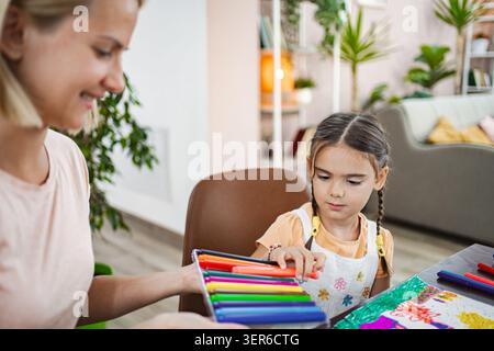 Mutter und Tochter machen an einem sonnigen Nachmittag zu Hause kreativ Stockfoto