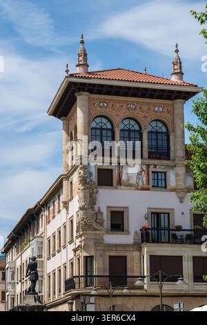 Guernica (ou Gernika-Lumo) EST le cœur spirituel et historique du Pays baskisch. Célèbre pour son arbre symbolique et son passé tragique, la ville EST d Stockfoto