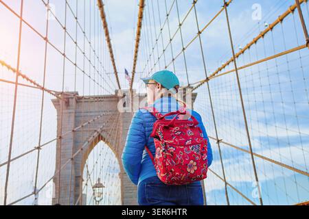Eine weibliche Touristin in New York Brooklyn Bridge - großes Panorama. Stockfoto