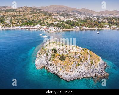 Aus der Vogelperspektive zeigt die Kanincheninsel und das bezaubernde Dorf Gumusluk, Bodrum mit Booten im blauen ägäischen Wasser in Turkiye Stockfoto