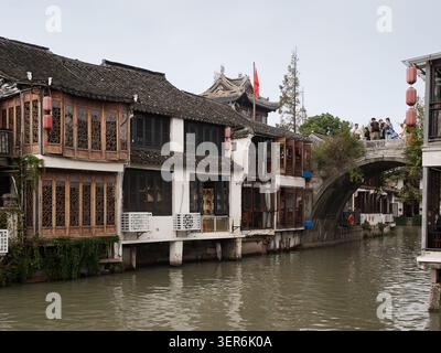 Traditionelle chinesische Gebäude entlang des Kanals in der antiken Stadt Zhujiajiao Stockfoto