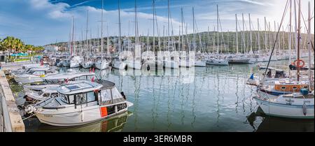 13. Mai 2026, Sigacik, Turkiye: Yachthafen voll mit Segelbooten und Yachten, reflektiert das ruhige Hafenwasser und symbolisiert Luxusreisen und Freizeit Stockfoto