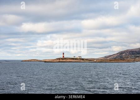 Der Buholmrasa Lighthouse (Norwegisch Buholmrasa fyr) ist ein Leuchtturm in der Gemeinde Osen im norwegischen Trondelag. Sie befindet sich im S Stockfoto