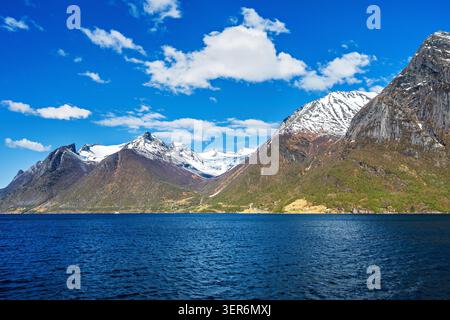 Berge an der norwegischen Küste, einige davon schneebedeckt, von einem Schiff aus gesehen Stockfoto