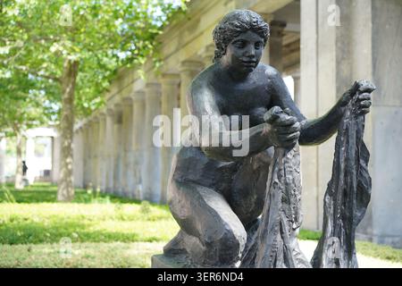 Berlin - 17. Juni 2026: Auguste Renoir's impressionistische Bronzeskulptur „große Waschfrau“ im Kolonnadenhof, Museumsinsel. Stockfoto