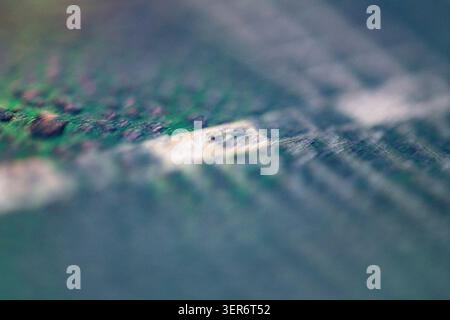 Mikroskopische Ansicht, die komplexe Muster und Texturen elektronischer Bauteile offenbart Stockfoto