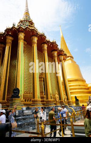Der goldene Phra Mondop mit der glockenförmigen Phra Sri Rattana Chedi im Grand Palace Bangkok Thailand Stockfoto
