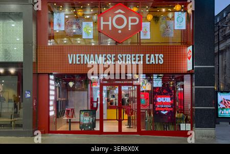 Manchester, großbritannien, 19. Januar 2025 Vietnamese Street Eats Restaurant Exterieur mit Neon Signage und Laternen in der Urban Night Street Stockfoto