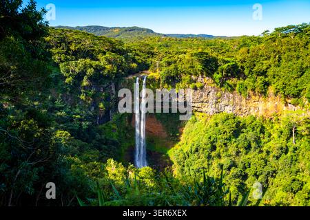 Die berühmten Zwillingskaskaden von Chamarel im Süden von Mauritius. Höchste Wasserfälle der tropischen Insel (Indischer Ozean). Beliebte touristische Sehenswürdigkeit und Stockfoto