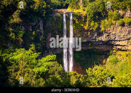 Die berühmten Zwillingskaskaden von Chamarel im Süden von Mauritius. Höchste Wasserfälle der tropischen Insel (Indischer Ozean). Beliebte touristische Sehenswürdigkeit und Stockfoto
