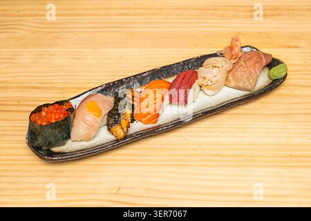 Eine Nahaufnahme der Makroaufnahme zeigt die fettige Textur der chūtoro (Thunfischbauch) nigiri, Stockfoto