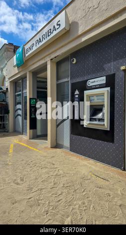 Soulac-sur-Mer, Frankreich - 07. Juni 2026. Außenansicht der BNP Paribas Bank Branch mit Geldautomaten, Bargeldservice und Sand auf dem Gehweg. Stockfoto