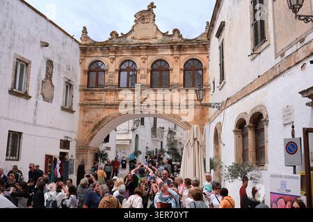 Italien, Region Apulien, Provinz Brindisi: Ostuni. Viele Touristen unter dem Scoppa Arch, einem erhöhten Durchgang aus dem Jahr 1750, der den Bisho verbindet Stockfoto
