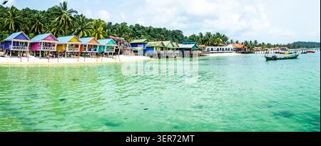 Zimmer mit Blick auf das tropische Meer in Sok San Koh Rong, Kambodscha. Ein kleines Fischerdorf am Rand von Long Beach in Koh Rong, Kambodscha Stockfoto