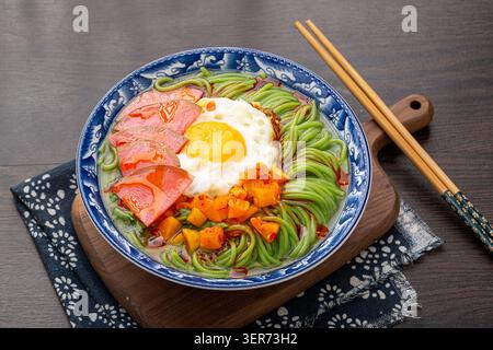 Spinatnudeln mit Ei - einfaches hausgemachtes chinesisches Komfortessen Stockfoto