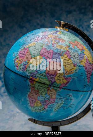 Globus zeigt politische Landkarte der Erde, wobei afrikanische und europäische Länder hervorgehoben werden Stockfoto