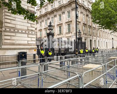 London, England, Großbritannien - 16. Mai 2026: Stahlbarrieren und Betonblöcke in quadratischer Form, um eine Barriere vor der Downing Street zu bilden Stockfoto