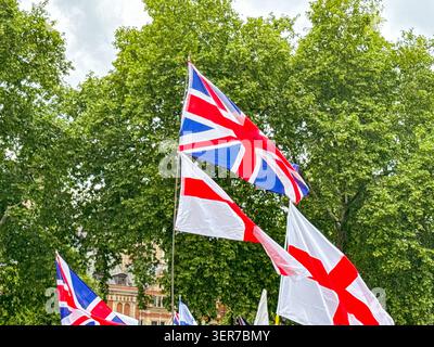 London, England, Großbritannien – 16. Mai 2026: Die Jack Flags der Union und eine St. George England Flagge werden bei der Unite the Kingdom Rallye auf dem Parliament Square aufgehängt Stockfoto