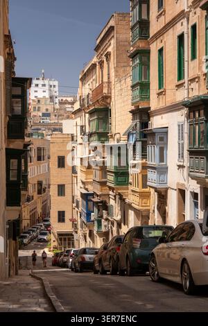 Malta, Valletta, Old Mint Street, Autos parkten auf steiler Straße Stockfoto