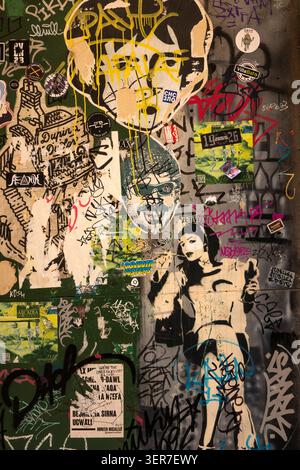 Malta, Valletta, Street Art, Grafitti und Aufkleber an der Tür Stockfoto