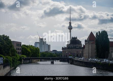 Fernsehturm Berlin - der TV-Turm, gesehen über der Spree von der Friedrichstraße aus Stockfoto