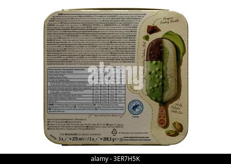 Zutaten & Nährwertangaben auf der Rückseite der Schachtel von Magnum La-Pistache Signature Eiscremes Eiscremes in vielen Chargen verschiedene mehrere unterschiedliche Sprachen Stockfoto