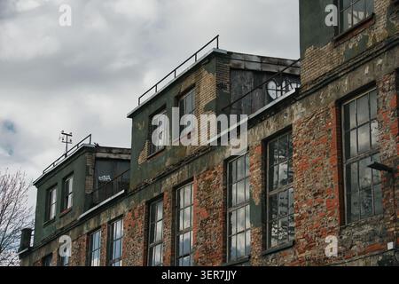 Altes verlassenes Industriefabrikgebäude mit Ziegelfassade Stockfoto