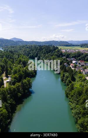 Aus der Vogelperspektive zeigt einen sich windenden Fluss, der von grünen Bäumen und Ackerland umgeben ist. Dieses Gebiet unterstützt Wildtiere und gesunde Ökosysteme. Stockfoto