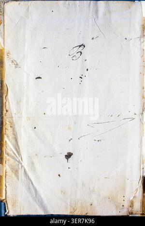 Alte alte Papierhintergründe von einem alten Bucheinband mit Flecken, Falten, verblassten Tintenflecken und verwitterten, zerrissenen Kanten. Stockfoto