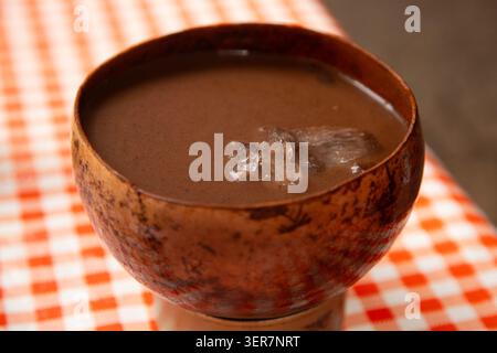 Pozol ist ein traditionelles, prähispanisches Getränk aus dem mexikanischen Bundesstaat Chiapas, das aus fermentiertem Maisteig und Kakao hergestellt wird. Stockfoto