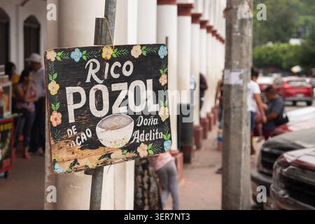 Pozol ist ein traditionelles, prähispanisches Getränk aus dem mexikanischen Bundesstaat Chiapas, das aus fermentiertem Maisteig und Kakao hergestellt wird. Stockfoto