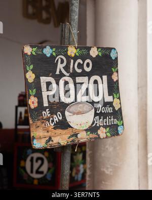 Pozol ist ein traditionelles, prähispanisches Getränk aus dem mexikanischen Bundesstaat Chiapas, das aus fermentiertem Maisteig und Kakao hergestellt wird. Stockfoto